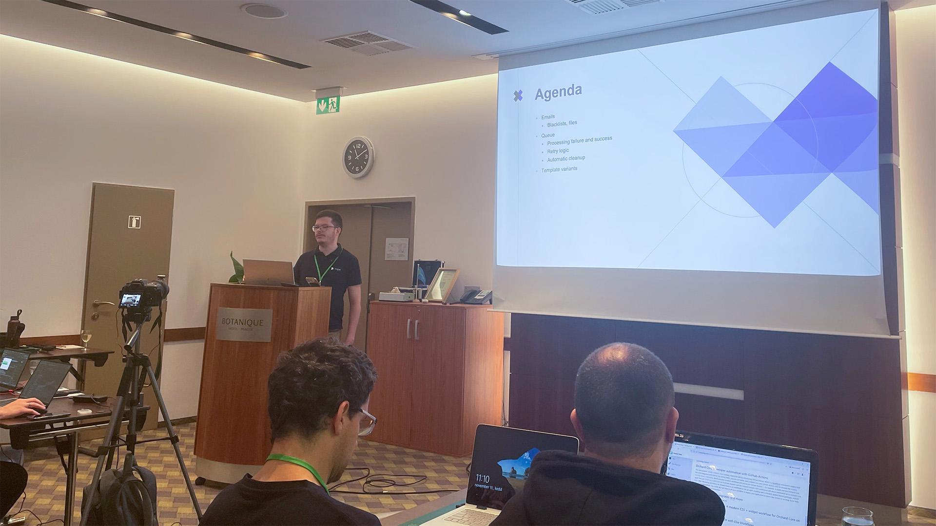 Michal Kužela přednáší na konferenci Orchard Harvest.